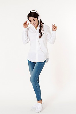포토 JPG 스튜디오촬영 전신 응시 여자 음악 남방 실내 한명 서기 웃음 손짓 성인 앞모습 캐주얼 30대 헤드폰 활발 음악감상 한국인 청바지 즐거움 흰배경 성인여자한명만 국내포토 1 시선 옷 감정 뷰포인트 음향기기 백그라운드 컨셉 셔츠 바지 모션 문화예술 표정 사람 동양인 내부 장년 감상 흰색 여자한명만 성인여자만 파일형식