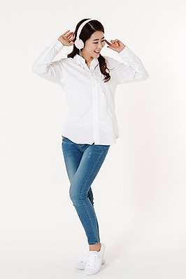 포토 JPG 스튜디오촬영 전신 응시 여자 음악 남방 실내 한명 서기 웃음 손짓 성인 앞모습 캐주얼 30대 헤드폰 활발 음악감상 한국인 청바지 즐거움 흰배경 성인여자한명만 국내포토 1 시선 옷 감정 뷰포인트 음향기기 백그라운드 컨셉 셔츠 바지 모션 문화예술 표정 사람 동양인 내부 장년 감상 흰색 여자한명만 성인여자만 파일형식