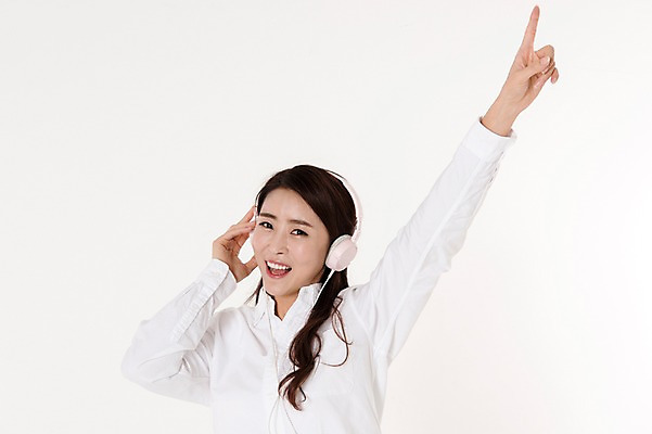 포토 JPG 스튜디오촬영 여자 음악 남방 실내 한명 서기 웃음 손짓 상반신 성인 앞모습 캐주얼 30대 손들기 헤드폰 활발 음악감상 한국인 즐거움 흰배경 성인여자한명만 국내포토 1 옷 감정 뷰포인트 음향기기 백그라운드 컨셉 셔츠 모션 문화예술 표정 사람 동양인 내부 장년 감상 흰색 여자한명만 성인여자만 파일형식