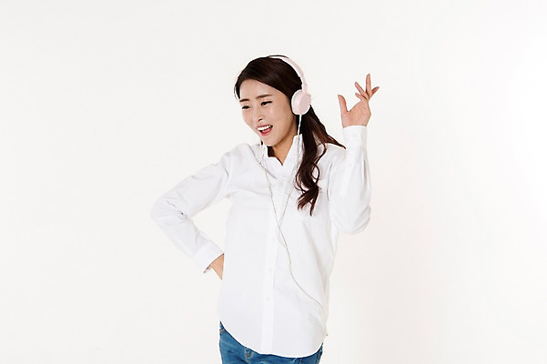 포토 JPG 스튜디오촬영 응시 여자 음악 허리손 남방 실내 한명 서기 웃음 손짓 상반신 성인 앞모습 캐주얼 30대 헤드폰 활발 음악감상 한국인 즐거움 흰배경 성인여자한명만 국내포토 1 시선 옷 감정 뷰포인트 음향기기 포즈 컨셉 셔츠 모션 문화예술 표정 사람 동양인 내부 장년 감상 흰색 여자한명만 성인여자만 파일형식 컬러 상의 인종 전자제품 여자만 성인만