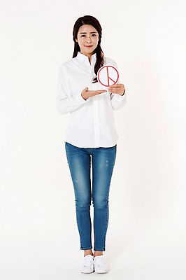 포토 JPG 스튜디오촬영 전신 여자 남방 실내 한명 서기 웃음 들기 성인 앞모습 캐주얼 30대 한국인 청바지 투표 선거 흰배경 투표용지 성인여자한명만 유권자 국내포토 1 옷 뷰포인트 백그라운드 셔츠 바지 모션 표정 사람 동양인 내부 장년 흰색 민주주의 여자한명만 성인여자만 파일형식
