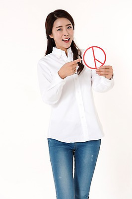 포토 JPG 스튜디오촬영 여자 남방 실내 한명 서기 웃음 들기 상반신 성인 앞모습 캐주얼 30대 한국인 청바지 가리킴 투표 선거 흰배경 투표용지 성인여자한명만 유권자 국내포토 1 옷 뷰포인트 백그라운드 셔츠 바지 모션 표정 사람 동양인 손짓 내부 장년 흰색 민주주의 여자한명만 성인여자만 파일형식