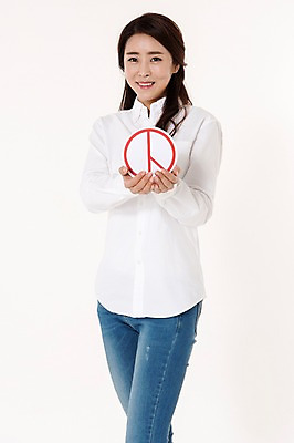 포토 JPG 스튜디오촬영 여자 남방 실내 한명 서기 웃음 들기 상반신 성인 앞모습 캐주얼 30대 한국인 청바지 투표 선거 흰배경 투표용지 성인여자한명만 유권자 국내포토 1 옷 뷰포인트 백그라운드 셔츠 바지 모션 표정 사람 동양인 내부 장년 흰색 민주주의 여자한명만 성인여자만 파일형식