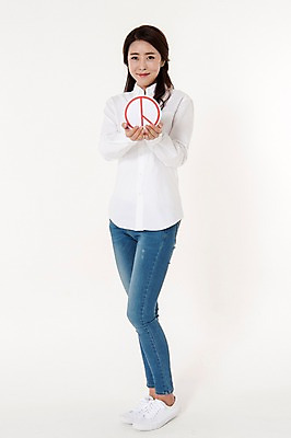 포토 JPG 스튜디오촬영 전신 여자 남방 실내 한명 서기 웃음 들기 성인 앞모습 캐주얼 30대 한국인 청바지 투표 선거 흰배경 투표용지 성인여자한명만 유권자 국내포토 1 옷 뷰포인트 백그라운드 셔츠 바지 모션 표정 사람 동양인 내부 장년 흰색 민주주의 여자한명만 성인여자만 파일형식