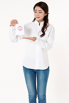 포토 JPG 스튜디오촬영 여자 남방 실내 한명 서기 웃음 들기 상반신 성인 앞모습 캐주얼 30대 한국인 청바지 가리킴 투표 선거 흰배경 투표용지 성인여자한명만 유권자 국내포토 1 옷 뷰포인트 셔츠 바지 모션 표정 사람 동양인 손짓 내부 장년 흰색 민주주의 여자한명만 성인여자만 파일형식 컬러 상의 하의 인종 여자만 성인만