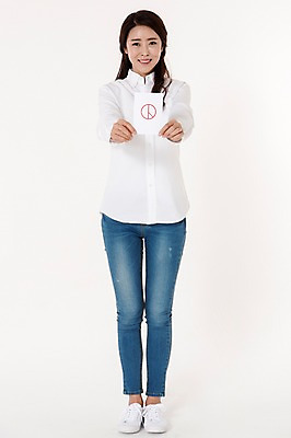 포토 JPG 스튜디오촬영 전신 여자 남방 실내 한명 서기 웃음 들기 성인 앞모습 캐주얼 30대 한국인 청바지 투표 선거 흰배경 투표용지 성인여자한명만 유권자 국내포토 1 옷 뷰포인트 백그라운드 셔츠 바지 모션 표정 사람 동양인 내부 장년 흰색 민주주의 여자한명만 성인여자만 파일형식