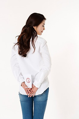 포토 JPG 스튜디오촬영 여자 남방 실내 한명 서기 미소 들기 상반신 성인 뒷모습 캐주얼 30대 한국인 청바지 뒤돌아보기 투표 선거 흰배경 투표용지 성인여자한명만 유권자 국내포토 1 옷 뷰포인트 셔츠 바지 모션 표정 사람 동양인 내부 장년 흰색 민주주의 여자한명만 성인여자만 파일형식 컬러 상의 하의 인종 여자만 성인만
