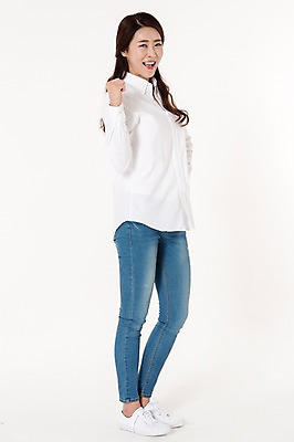 포토 JPG 스튜디오촬영 전신 여자 남방 실내 한명 서기 웃음 손짓 성인 옆모습 캐주얼 30대 파이팅 주먹 한국인 청바지 흰배경 성인여자한명만 국내포토 1 옷 뷰포인트 백그라운드 셔츠 바지 모션 표정 사람 동양인 내부 장년 흰색 여자한명만 성인여자만 파일형식