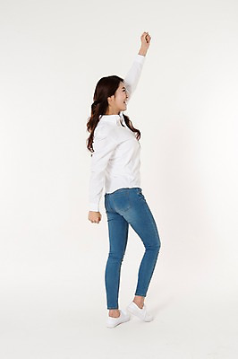 포토 JPG 스튜디오촬영 전신 응시 여자 남방 실내 한명 서기 웃음 손짓 성인 옆모습 캐주얼 30대 손들기 주먹 활발 한국인 청바지 흰배경 성인여자한명만 국내포토 1 시선 옷 뷰포인트 백그라운드 컨셉 셔츠 바지 모션 표정 사람 동양인 내부 장년 흰색 여자한명만 성인여자만 파일형식