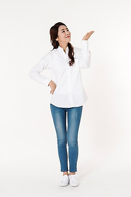 포토 JPG 스튜디오촬영 전신 응시 여자 허리손 남방 안내 실내 한명 서기 웃음 손짓 성인 앞모습 캐주얼 30대 한국인 청바지 알림 흰배경 성인여자한명만 국내포토 1 시선 옷 뷰포인트 포즈 백그라운드 셔츠 바지 모션 표정 사람 동양인 내부 장년 흰색 여자한명만 성인여자만 파일형식 컬러 상의 하의 인종 여자만 성인만