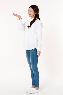 포토 JPG 스튜디오촬영 전신 응시 여자 남방 안내 실내 한명 서기 미소 들기 손짓 성인 옆모습 캐주얼 30대 한국인 청바지 흰배경 성인여자한명만 국내포토 1 시선 옷 뷰포인트 백그라운드 셔츠 바지 모션 표정 사람 동양인 내부 장년 흰색 여자한명만 성인여자만 파일형식