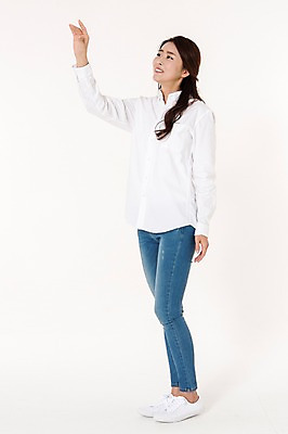 포토 JPG 스튜디오촬영 전신 응시 여자 남방 실내 한명 서기 웃음 손짓 성인 옆모습 캐주얼 30대 한국인 청바지 잡기 흰배경 성인여자한명만 국내포토 1 시선 옷 뷰포인트 셔츠 바지 모션 표정 사람 동양인 내부 장년 흰색 여자한명만 성인여자만 파일형식 컬러 상의 하의 인종 여자만 성인만