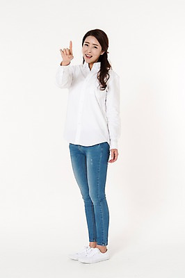 포토 JPG 스튜디오촬영 전신 여자 남방 실내 한명 서기 웃음 손짓 성인 앞모습 캐주얼 30대 터치 한국인 청바지 가리킴 흰배경 성인여자한명만 국내포토 1 옷 뷰포인트 백그라운드 셔츠 바지 모션 표정 사람 동양인 내부 장년 흰색 여자한명만 성인여자만 파일형식