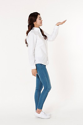 포토 JPG 스튜디오촬영 전신 응시 여자 남방 실내 한명 서기 웃음 들기 손짓 성인 옆모습 캐주얼 30대 한국인 청바지 흰배경 성인여자한명만 국내포토 1 시선 옷 뷰포인트 셔츠 바지 모션 표정 사람 동양인 내부 장년 흰색 여자한명만 성인여자만 파일형식 컬러 상의 하의 인종 여자만 성인만