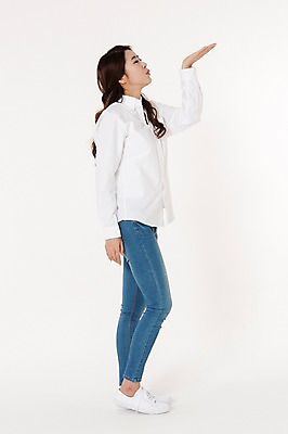 포토 JPG 스튜디오촬영 전신 응시 여자 남방 실내 한명 서기 손짓 성인 옆모습 캐주얼 30대 한국인 청바지 불기 흰배경 성인여자한명만 국내포토 1 시선 옷 뷰포인트 백그라운드 셔츠 바지 모션 사람 동양인 내부 장년 흰색 여자한명만 성인여자만 파일형식