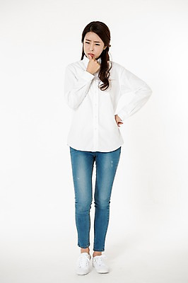 포토 JPG 스튜디오촬영 전신 응시 여자 허리손 남방 스트레스 실내 한명 서기 성인 앞모습 캐주얼 30대 한국인 청바지 찡그림 불안 고민 흰배경 성인여자한명만 국내포토 1 시선 옷 감정 뷰포인트 포즈 백그라운드 셔츠 바지 모션 표정 사람 동양인 내부 장년 흰색 여자한명만 성인여자만 파일형식