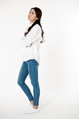 포토 JPG 스튜디오촬영 전신 응시 여자 남방 스트레스 실내 한명 서기 성인 옆모습 캐주얼 30대 팔짱 한국인 올려보기 청바지 찡그림 불안 고민 흰배경 성인여자한명만 국내포토 1 시선 옷 감정 뷰포인트 백그라운드 셔츠 바지 모션 표정 사람 동양인 내부 장년 흰색 여자한명만 성인여자만 파일형식