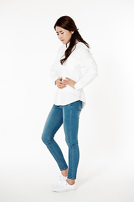 포토 JPG 스튜디오촬영 전신 여자 남방 스트레스 실내 한명 서기 성인 옆모습 캐주얼 30대 눈감음 고통 한국인 청바지 찡그림 흰배경 성인여자한명만 국내포토 1 옷 감정 뷰포인트 백그라운드 셔츠 바지 모션 표정 사람 동양인 내부 장년 흰색 여자한명만 성인여자만 파일형식