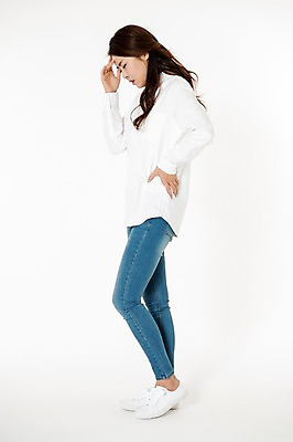 포토 JPG 스튜디오촬영 전신 여자 허리손 남방 스트레스 실내 한명 서기 성인 옆모습 캐주얼 30대 눈감음 한국인 청바지 찡그림 불안 흰배경 두통 성인여자한명만 국내포토 1 옷 감정 뷰포인트 포즈 백그라운드 셔츠 바지 모션 표정 사람 동양인 내부 장년 흰색 질병 여자한명만 성인여자만 파일형식