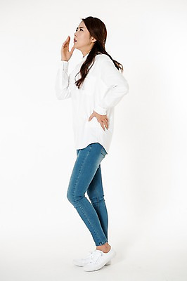 포토 JPG 스튜디오촬영 전신 응시 여자 허리손 남방 스트레스 실내 한명 서기 성인 옆모습 캐주얼 30대 한국인 올려보기 청바지 찡그림 불안 흰배경 성인여자한명만 국내포토 1 시선 옷 감정 뷰포인트 포즈 백그라운드 셔츠 바지 모션 표정 사람 동양인 내부 장년 흰색 여자한명만 성인여자만 파일형식