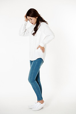 포토 JPG 스튜디오촬영 전신 여자 허리손 남방 스트레스 실내 한명 서기 성인 옆모습 캐주얼 30대 눈감음 한국인 청바지 찡그림 흰배경 두통 성인여자한명만 국내포토 1 옷 뷰포인트 포즈 백그라운드 셔츠 바지 모션 표정 사람 동양인 내부 장년 흰색 질병 여자한명만 성인여자만 파일형식