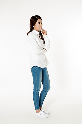 포토 JPG 스튜디오촬영 전신 응시 여자 남방 스트레스 실내 한명 서기 성인 옆모습 캐주얼 30대 한국인 청바지 찡그림 고민 흰배경 성인여자한명만 국내포토 1 시선 옷 감정 뷰포인트 백그라운드 셔츠 바지 모션 표정 사람 동양인 내부 장년 흰색 여자한명만 성인여자만 파일형식