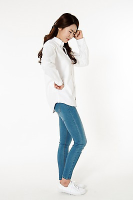 포토 JPG 스튜디오촬영 전신 여자 허리손 남방 스트레스 실내 한명 서기 성인 옆모습 캐주얼 30대 눈감음 한국인 청바지 찡그림 불안 흰배경 두통 성인여자한명만 국내포토 1 옷 감정 뷰포인트 포즈 백그라운드 셔츠 바지 모션 표정 사람 동양인 내부 장년 흰색 질병 여자한명만 성인여자만 파일형식