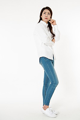 포토 JPG 스튜디오촬영 전신 응시 여자 남방 스트레스 실내 한명 서기 성인 옆모습 캐주얼 30대 한국인 올려보기 청바지 찡그림 불안 고민 흰배경 성인여자한명만 국내포토 1 시선 옷 감정 뷰포인트 백그라운드 셔츠 바지 모션 표정 사람 동양인 내부 장년 흰색 여자한명만 성인여자만 파일형식