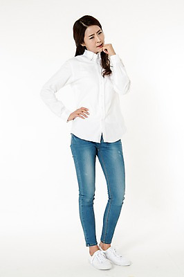 포토 JPG 스튜디오촬영 전신 응시 여자 허리손 남방 스트레스 실내 한명 서기 성인 앞모습 캐주얼 30대 한국인 청바지 찡그림 불안 고민 흰배경 성인여자한명만 국내포토 1 시선 옷 감정 뷰포인트 포즈 백그라운드 셔츠 바지 모션 표정 사람 동양인 내부 장년 흰색 여자한명만 성인여자만 파일형식