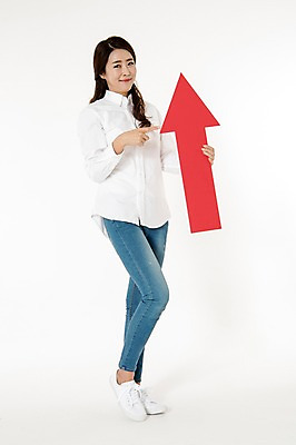 포토 JPG 스튜디오촬영 전신 배너 여자 화살표 남방 실내 한명 서기 웃음 들기 성인 옆모습 캐주얼 30대 한국인 청바지 가리킴 흰배경 상승 성인여자한명만 국내포토 1 옷 뷰포인트 백그라운드 컨셉 셔츠 바지 모션 표정 사람 동양인 손짓 내부 장년 흰색 여자한명만 성인여자만 파일형식