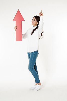 포토 JPG 스튜디오촬영 전신 배너 응시 여자 화살표 남방 실내 한명 서기 웃음 들기 성인 옆모습 캐주얼 30대 활발 한국인 청바지 가리킴 흰배경 상승 성인여자한명만 국내포토 1 시선 옷 뷰포인트 백그라운드 컨셉 셔츠 바지 모션 표정 사람 동양인 손짓 내부 장년 흰색 여자한명만 성인여자만 파일형식