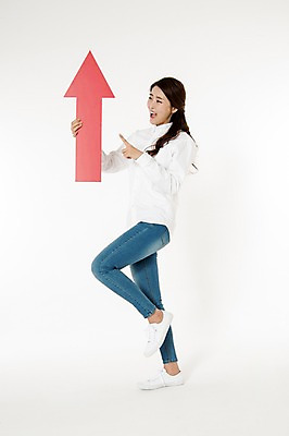 포토 JPG 스튜디오촬영 전신 배너 응시 여자 화살표 남방 실내 한명 서기 웃음 들기 성인 옆모습 캐주얼 30대 활발 한국인 청바지 가리킴 흰배경 상승 성인여자한명만 국내포토 1 시선 옷 뷰포인트 백그라운드 컨셉 셔츠 바지 모션 표정 사람 동양인 손짓 내부 장년 흰색 여자한명만 성인여자만 파일형식