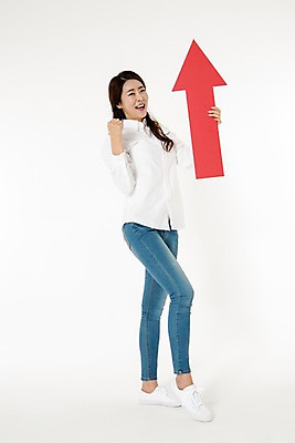 포토 JPG 스튜디오촬영 전신 배너 여자 화살표 남방 실내 한명 서기 웃음 들기 성인 옆모습 캐주얼 30대 파이팅 주먹 한국인 청바지 흰배경 상승 성인여자한명만 국내포토 1 옷 뷰포인트 컨셉 셔츠 바지 모션 표정 사람 동양인 내부 장년 흰색 여자한명만 성인여자만 파일형식 컬러 상의 하의 인종 여자만 성인만