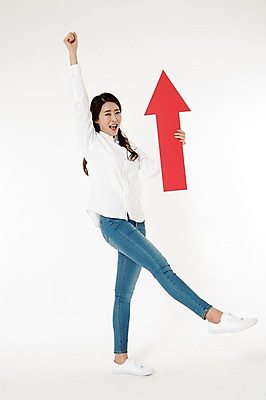 포토 JPG 스튜디오촬영 전신 배너 여자 화살표 남방 실내 한명 서기 웃음 들기 성인 옆모습 캐주얼 30대 손들기 주먹 활발 한국인 청바지 흰배경 상승 성인여자한명만 국내포토 1 옷 뷰포인트 백그라운드 컨셉 셔츠 바지 모션 표정 사람 동양인 내부 장년 흰색 여자한명만 성인여자만 파일형식