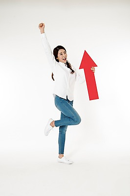 포토 JPG 스튜디오촬영 전신 배너 여자 화살표 남방 실내 한명 서기 웃음 들기 성인 옆모습 캐주얼 30대 손들기 주먹 활발 한국인 청바지 흰배경 상승 다리들기 성인여자한명만 국내포토 1 옷 뷰포인트 백그라운드 컨셉 셔츠 바지 모션 표정 사람 동양인 내부 장년 흰색 여자한명만 성인여자만 파일형식
