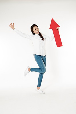 포토 JPG 스튜디오촬영 전신 배너 여자 화살표 남방 실내 한명 서기 웃음 들기 성인 앞모습 캐주얼 30대 손들기 활발 한국인 청바지 흰배경 상승 다리들기 성인여자한명만 국내포토 1 옷 뷰포인트 백그라운드 컨셉 셔츠 바지 모션 표정 사람 동양인 내부 장년 흰색 여자한명만 성인여자만 파일형식