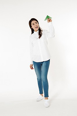 포토 JPG 스튜디오촬영 전신 여자 남방 날리기 실내 한명 서기 웃음 들기 성인 앞모습 캐주얼 30대 자연보호 그린캠페인 한국인 청바지 종이비행기 흰배경 성인여자한명만 국내포토 1 옷 캠페인 뷰포인트 셔츠 바지 모션 자연 표정 사람 동양인 내부 장년 흰색 보호 종이접기 여자한명만 성인여자만 파일형식 종이 컬러 컨셉 상의 하의 인종 생태계 접기 여자만 성인만