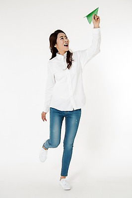 포토 JPG 스튜디오촬영 전신 응시 여자 남방 날리기 실내 한명 서기 웃음 들기 성인 앞모습 캐주얼 30대 자연보호 그린캠페인 한국인 청바지 종이비행기 흰배경 다리들기 성인여자한명만 국내포토 1 시선 옷 캠페인 뷰포인트 백그라운드 셔츠 바지 모션 자연 표정 사람 동양인 내부 장년 흰색 보호 종이접기 여자한명만 성인여자만 파일형식