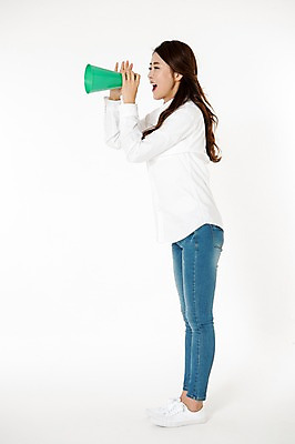 포토 JPG 스튜디오촬영 전신 응시 여자 남방 안내 실내 한명 서기 웃음 들기 성인 옆모습 캐주얼 30대 확성기 외침 한국인 청바지 알림 흰배경 성인여자한명만 국내포토 1 시선 옷 뷰포인트 백그라운드 셔츠 바지 모션 표정 사람 동양인 내부 장년 소리 흰색 여자한명만 성인여자만 파일형식