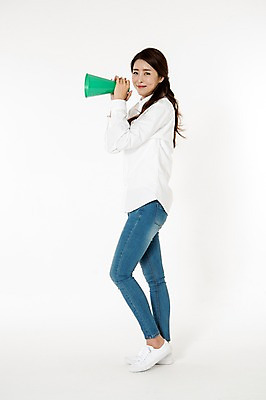 포토 JPG 스튜디오촬영 전신 여자 남방 안내 실내 한명 서기 웃음 들기 성인 옆모습 캐주얼 30대 확성기 외침 한국인 청바지 알림 흰배경 성인여자한명만 국내포토 1 옷 뷰포인트 백그라운드 셔츠 바지 모션 표정 사람 동양인 내부 장년 소리 흰색 여자한명만 성인여자만 파일형식