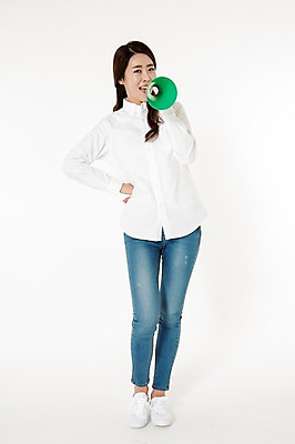 포토 JPG 스튜디오촬영 전신 여자 허리손 남방 안내 실내 한명 서기 웃음 들기 성인 앞모습 캐주얼 30대 확성기 외침 활발 한국인 청바지 알림 흰배경 성인여자한명만 국내포토 1 옷 뷰포인트 포즈 백그라운드 컨셉 셔츠 바지 모션 표정 사람 동양인 내부 장년 소리 흰색 여자한명만 성인여자만 파일형식