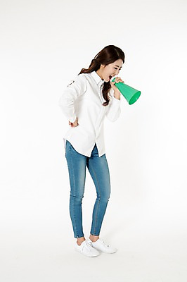 포토 JPG 스튜디오촬영 전신 응시 여자 남방 안내 실내 한명 서기 웃음 들기 성인 옆모습 캐주얼 30대 확성기 외침 한국인 청바지 알림 흰배경 성인여자한명만 국내포토 1 시선 옷 뷰포인트 백그라운드 셔츠 바지 모션 표정 사람 동양인 내부 장년 소리 흰색 여자한명만 성인여자만 파일형식