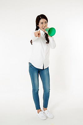 포토 JPG 스튜디오촬영 전신 여자 남방 안내 실내 한명 서기 웃음 들기 손짓 성인 앞모습 캐주얼 30대 확성기 외침 활발 한국인 청바지 가리킴 알림 흰배경 성인여자한명만 국내포토 1 옷 뷰포인트 백그라운드 컨셉 셔츠 바지 모션 표정 사람 동양인 내부 장년 소리 흰색 여자한명만 성인여자만 파일형식