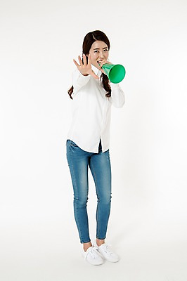 포토 JPG 스튜디오촬영 전신 여자 남방 안내 실내 한명 서기 웃음 들기 손짓 성인 앞모습 캐주얼 30대 확성기 외침 활발 한국인 청바지 알림 흰배경 성인여자한명만 국내포토 1 옷 뷰포인트 백그라운드 컨셉 셔츠 바지 모션 표정 사람 동양인 내부 장년 소리 흰색 여자한명만 성인여자만 파일형식
