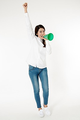 포토 JPG 스튜디오촬영 전신 여자 남방 안내 실내 한명 서기 웃음 들기 성인 앞모습 캐주얼 30대 손들기 확성기 외침 주먹 활발 한국인 청바지 알림 흰배경 성인여자한명만 국내포토 1 옷 뷰포인트 컨셉 셔츠 바지 모션 표정 사람 동양인 내부 장년 소리 흰색 여자한명만 성인여자만 파일형식 컬러 상의 하의 인종 여자만 성인만