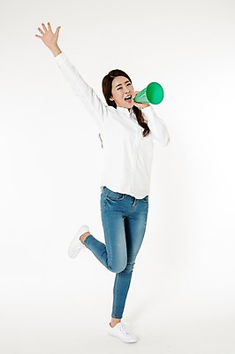포토 JPG 스튜디오촬영 전신 여자 남방 안내 실내 한명 서기 웃음 들기 성인 앞모습 캐주얼 30대 손들기 확성기 외침 활발 한국인 청바지 알림 흰배경 다리들기 성인여자한명만 국내포토 1 옷 뷰포인트 백그라운드 컨셉 셔츠 바지 모션 표정 사람 동양인 내부 장년 소리 흰색 여자한명만 성인여자만 파일형식
