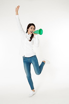 포토 JPG 스튜디오촬영 전신 여자 남방 안내 실내 한명 서기 웃음 들기 성인 앞모습 캐주얼 30대 손들기 확성기 외침 활발 한국인 청바지 알림 흰배경 다리들기 성인여자한명만 국내포토 1 옷 뷰포인트 백그라운드 컨셉 셔츠 바지 모션 표정 사람 동양인 내부 장년 소리 흰색 여자한명만 성인여자만 파일형식