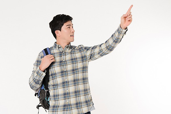 포토 JPG 스튜디오촬영 응시 남자 여행 배낭 실내 한명 서기 웃음 상반신 성인 옆모습 30대 한국인 가리킴 흰배경 성인남자한명만 국내포토 1 시선 뷰포인트 백그라운드 가방 모션 표정 사람 동양인 손짓 내부 장년 흰색 남자한명만 성인남자만 파일형식