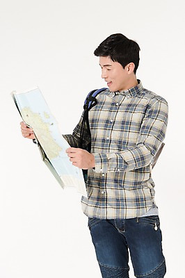 포토 JPG 스튜디오촬영 응시 남자 여행 지도 배낭 실내 한명 서기 웃음 들기 상반신 성인 앞모습 30대 한국인 흰배경 성인남자한명만 국내포토 1 시선 뷰포인트 백그라운드 가방 모션 표정 사람 동양인 내부 장년 흰색 남자한명만 성인남자만 파일형식