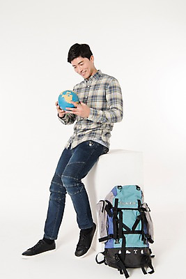 포토 JPG 스튜디오촬영 전신 응시 남자 여행 배낭 실내 한명 웃음 들기 앉기 성인 옆모습 30대 지구본 한국인 흰배경 성인남자한명만 국내포토 1 시선 뷰포인트 백그라운드 가방 모션 표정 사람 동양인 내부 장년 흰색 남자한명만 성인남자만 파일형식